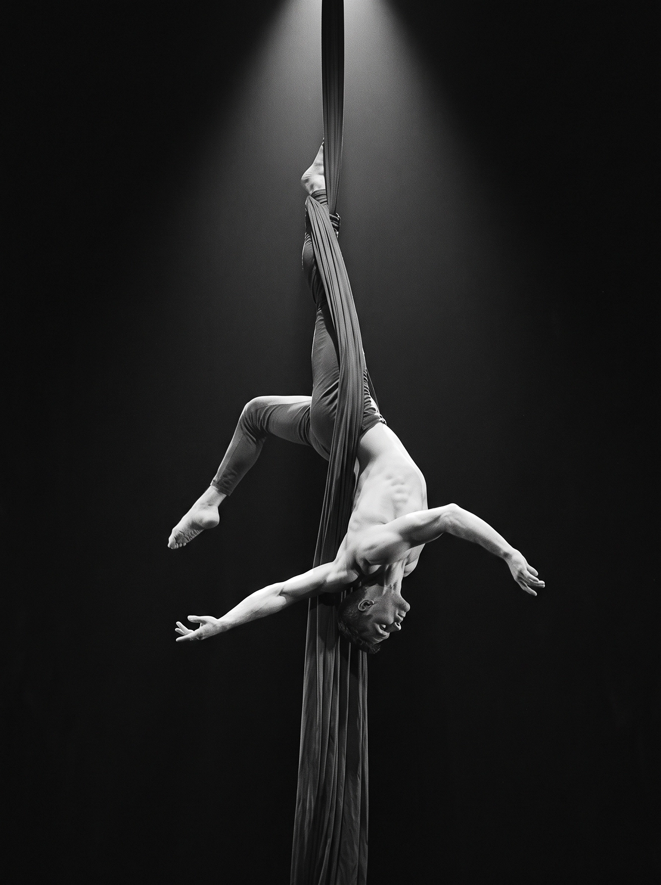 Suspension — acrobate suspendu tête en bas dans un tissu aérien, photographie minimaliste noir et blanc, art mural premium