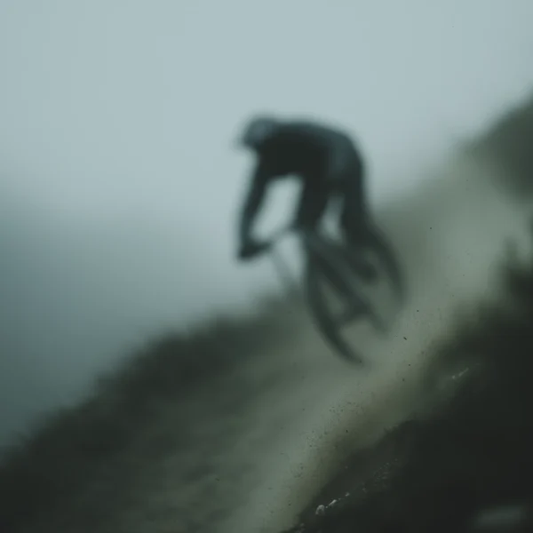 Tableau cyclisme en mouvement — cycliste lancé sur la route, vitesse et flou artistique, art mural premium
