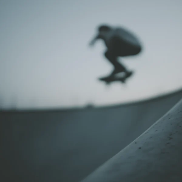 Tableau skate en mouvement — saut en skate, énergie urbaine et silhouette floutée, art mural premium