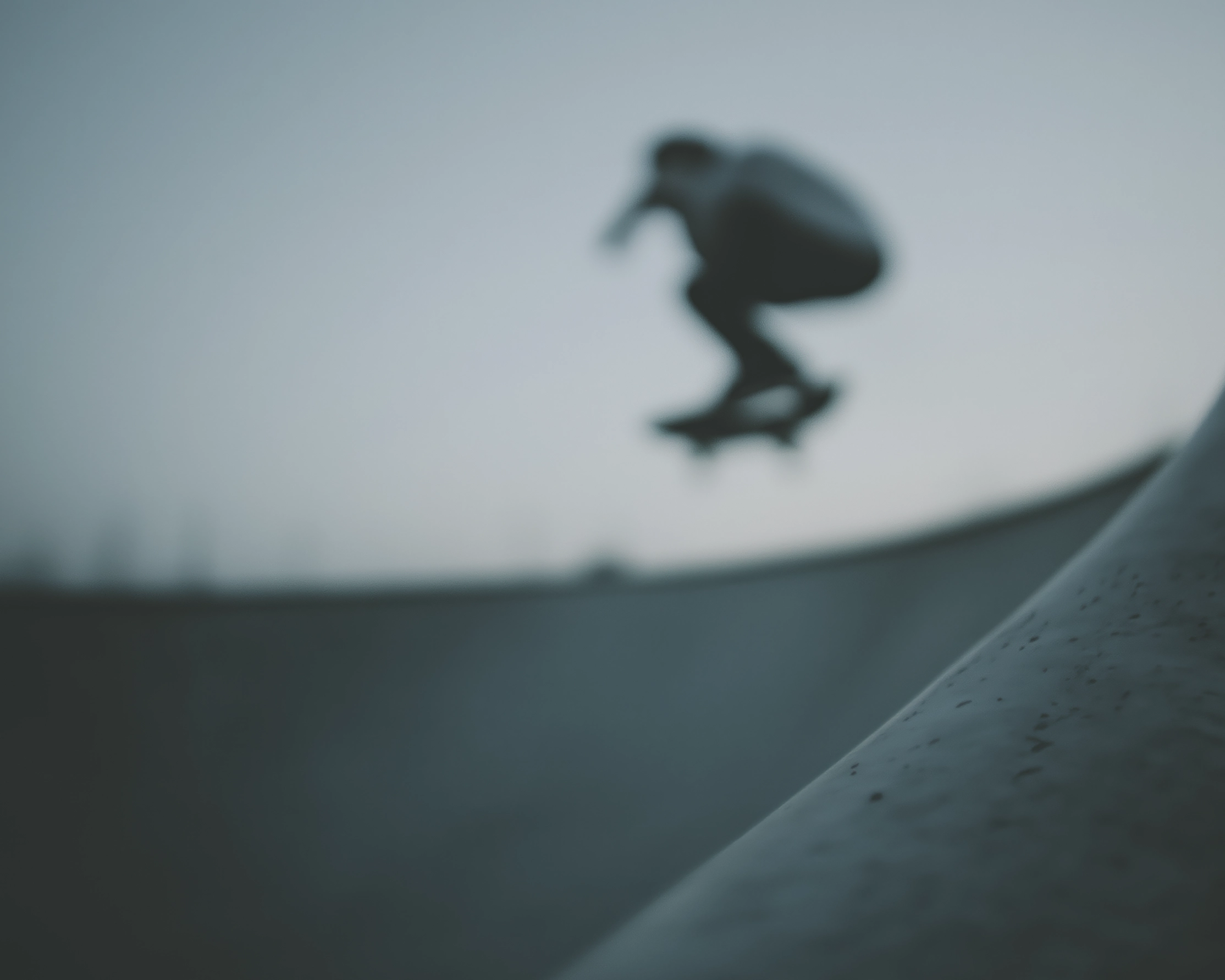 Tableau skate en mouvement — saut en skate, énergie urbaine et silhouette floutée, art mural premium