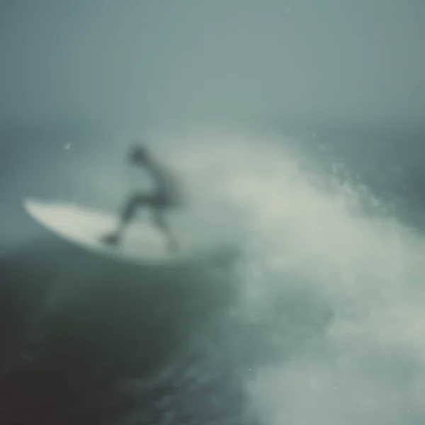 Tableau surf en mouvement — surfeur lancé dans la vague, puissance de l'eau et flou artistique, art mural premium