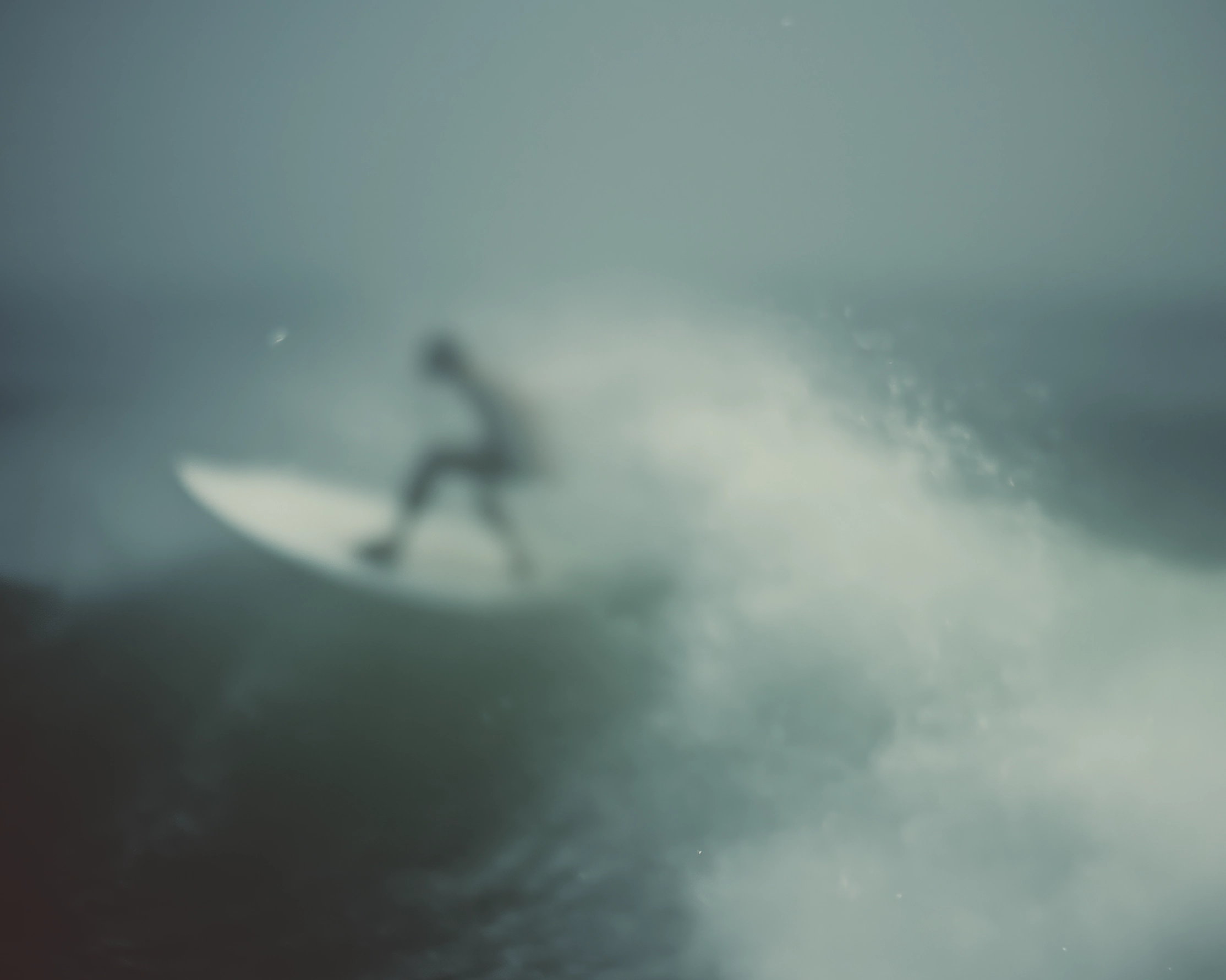 Tableau surf en mouvement — surfeur lancé dans la vague, puissance de l'eau et flou artistique, art mural premium