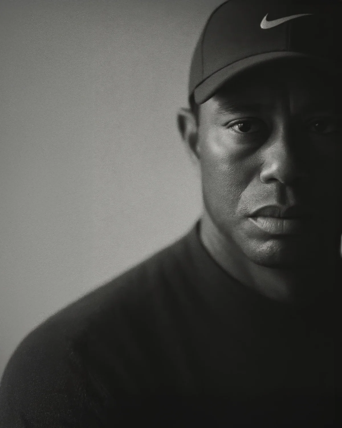 Tiger Woods Concentration — portrait noir et blanc, regard frontal et lumière latérale, légende du golf, art mural premium