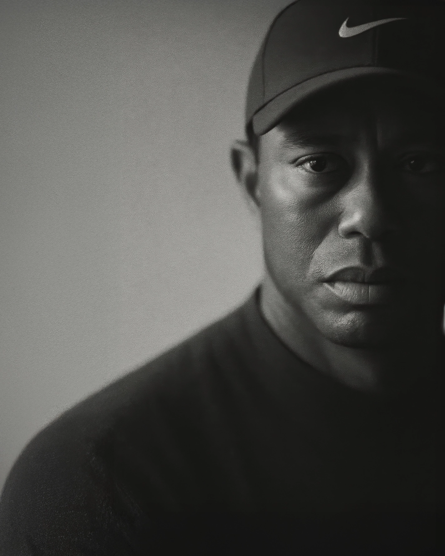 Tiger Woods Concentration — portrait noir et blanc, regard frontal et lumière latérale, légende du golf, art mural premium