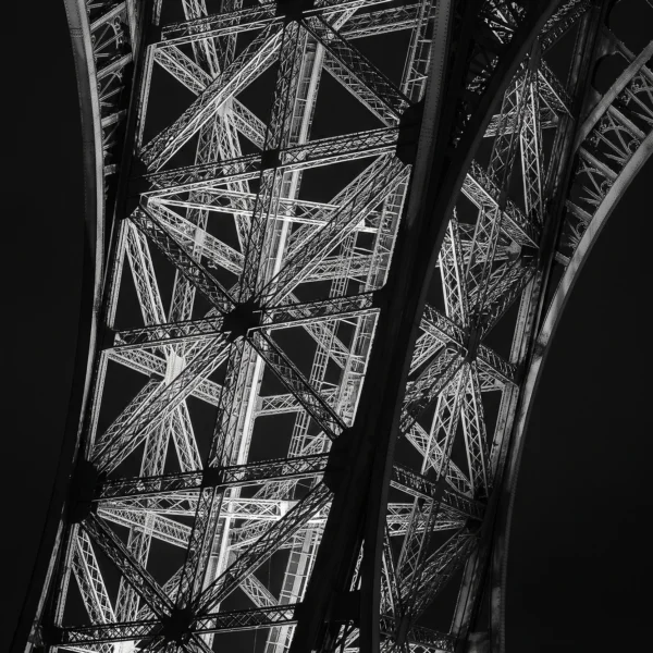 Tour Eiffel Structure — Tour Eiffel en composition abstraite de poutres et lignes métalliques, noir et blanc, art mural premium