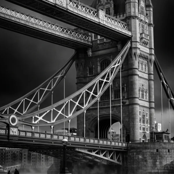 Tower Bridge Majesté — Tower Bridge de Londres, tours néogothiques et structures métalliques, noir et blanc, art mural premium