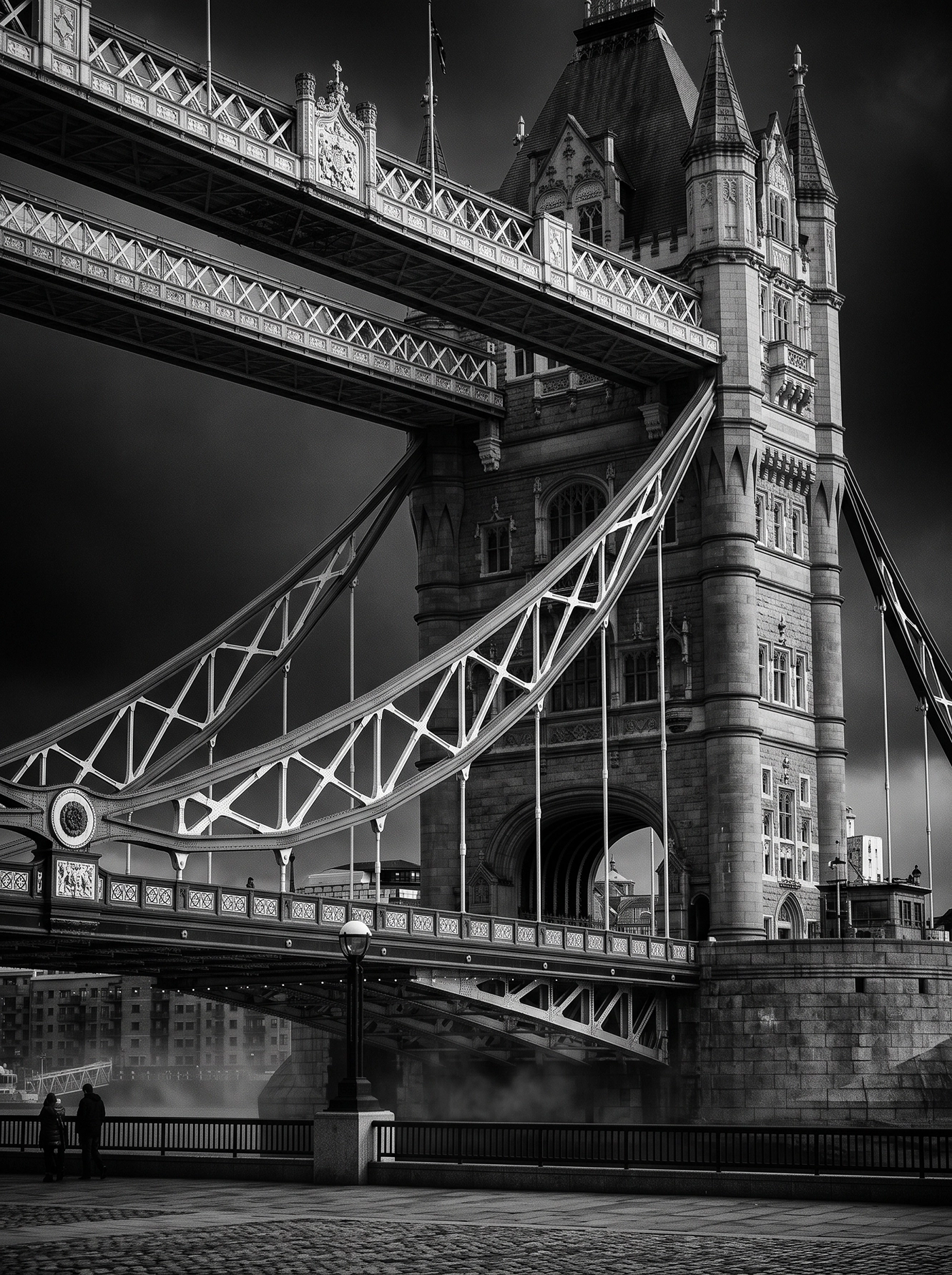 Tower Bridge Majesté — Tower Bridge de Londres, tours néogothiques et structures métalliques, noir et blanc, art mural premium