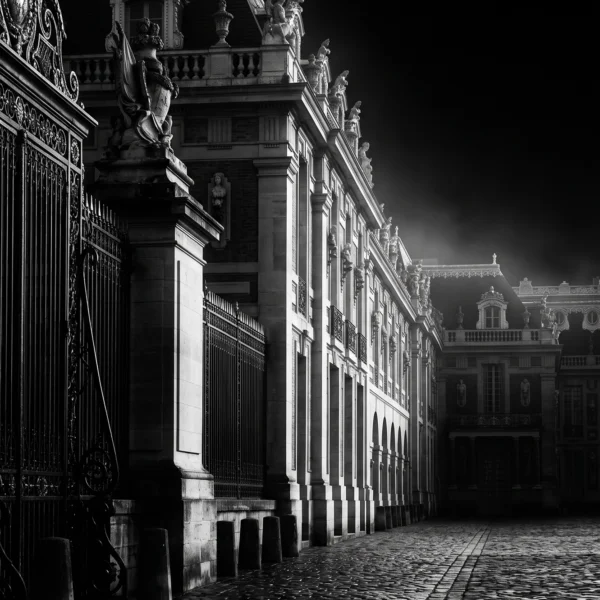 Versailles Silence Royal — façades du château de Versailles dans une atmosphère sombre et cinématographique, noir et blanc, art mural premium