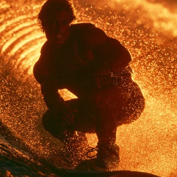 Wakeboard — wakeboardeur jaillissant d'une explosion de gouttelettes d'eau dorées à contre-jour, art mural premium