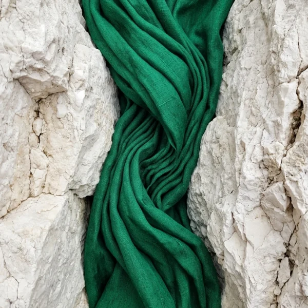 Tableau Le Ruban Vert Émeraude – Voiles de Soie & Souffle Minéral Graphic Avenue