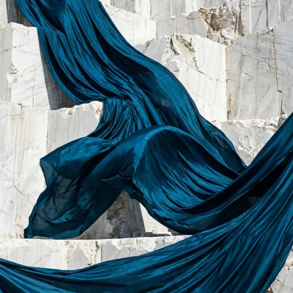 Tableau L'Écharpe Bleu Pétrole – Voiles de Soie & Souffle Minéral Graphic Avenue