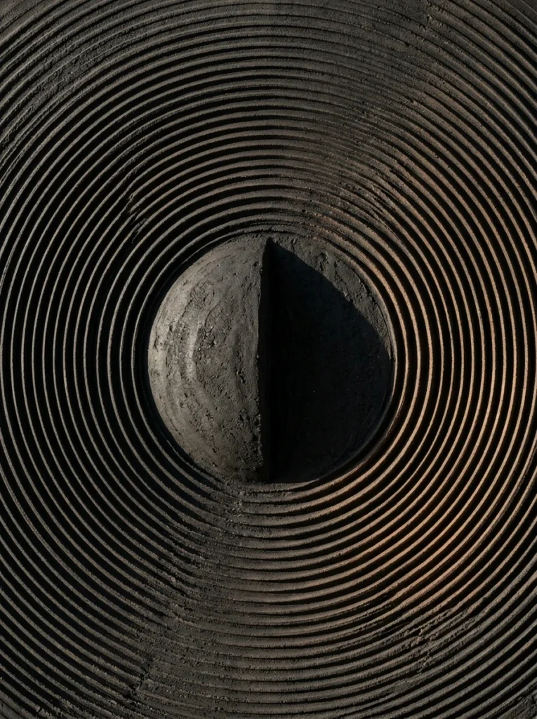 L’Éclipse d’Ombre & de Terre – Tableau Reliefs d’Argile Peignée