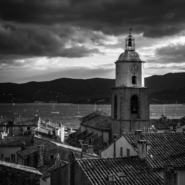 Saint-Tropez Clocher & Toits de Provence — Tableau Vue Méditerranée